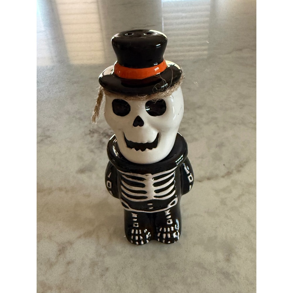 Skeleton Salt and Pepper Shaker Set Ceramic Halloween Top Hat Spooky Decor New